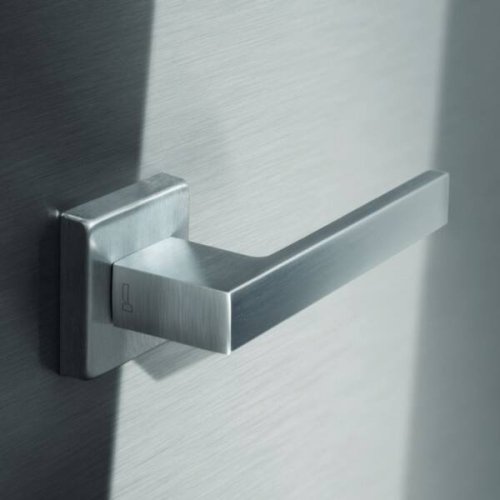 Maniglia per porta Reguitti Q-MINI 142 rosetta quadra cromo satinato